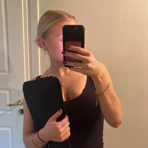 Datorfodral - Ett svart basic datorfodral. Det är väldigt stretchigt material så man får plata med mycket! Mått: 35x25.5 cm Säljer pga har två stycken❤️‍🔥