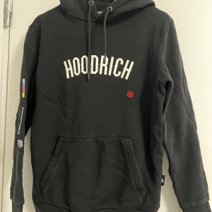 Hoodrich Hoodie - Hoodrich hoodie med jättefina detaljer på ryggen och ärmarna som passar både tjejer och killar. Hoodin är i storlek XS men kan passa S.