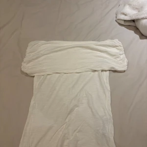 Vit off shoulder tröja från Nelly  - Off shoulder tröja från Nelly i vit. Storlek S. Använd några gånger och har ett litet hål 