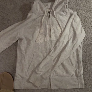 GAP zip - Jättesöt GAP zip-hoodie med spets på loggan💘Jättelitet hål nere i ryggen jag aldrig tänkt på💓
