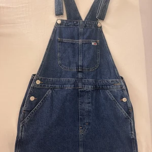 Hängselklänning - Hängselklänning från Tommy Hilfiger! Använd 1 gång. Bra skick 
