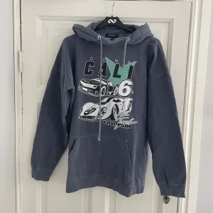 Hoodie med tryck  - Snygg vintage hoodie! Står strl XS men skulle säga S.