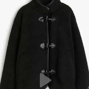 Intressekoll pile jacka h&m - Intressekoll på denna super fina  slutsålda pile jacka ifrån h&m! Sparsamt använd, i bra skick☺️ Pris går att diskutera 