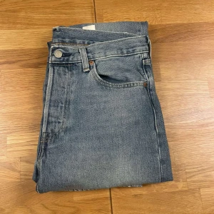 Klassiska blå jeans från Levi's - Säljer ett par levi’s 501:or storlek 32/32, passar mig som är 183 och väger 75 kg. Säljes då dom inte används, i princip nyskick!