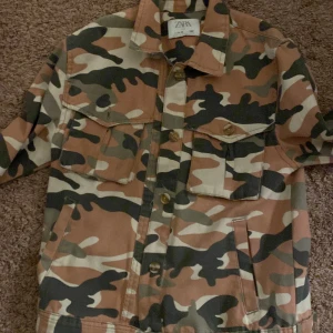 Zara jacka  - Säljer min fina zara jacka på grund av kommer inte till användning 