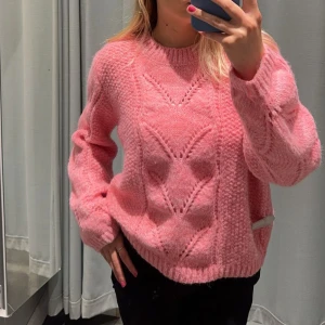 Stickad tröja  - Super fin stickad tröja från veromoda, den är helt i nyskick 