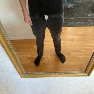 Jack and Jones jeans - Jack and jones slim jeans i modellen ”slim Glenn” säljes pga av att de blivit för små. Simpla svarta jeans som har en skön passform, använd fåtal gånger och fortfarande i topp skick, ny pris 750. Smutsig spegel på bilden! Pris går att diskutera.