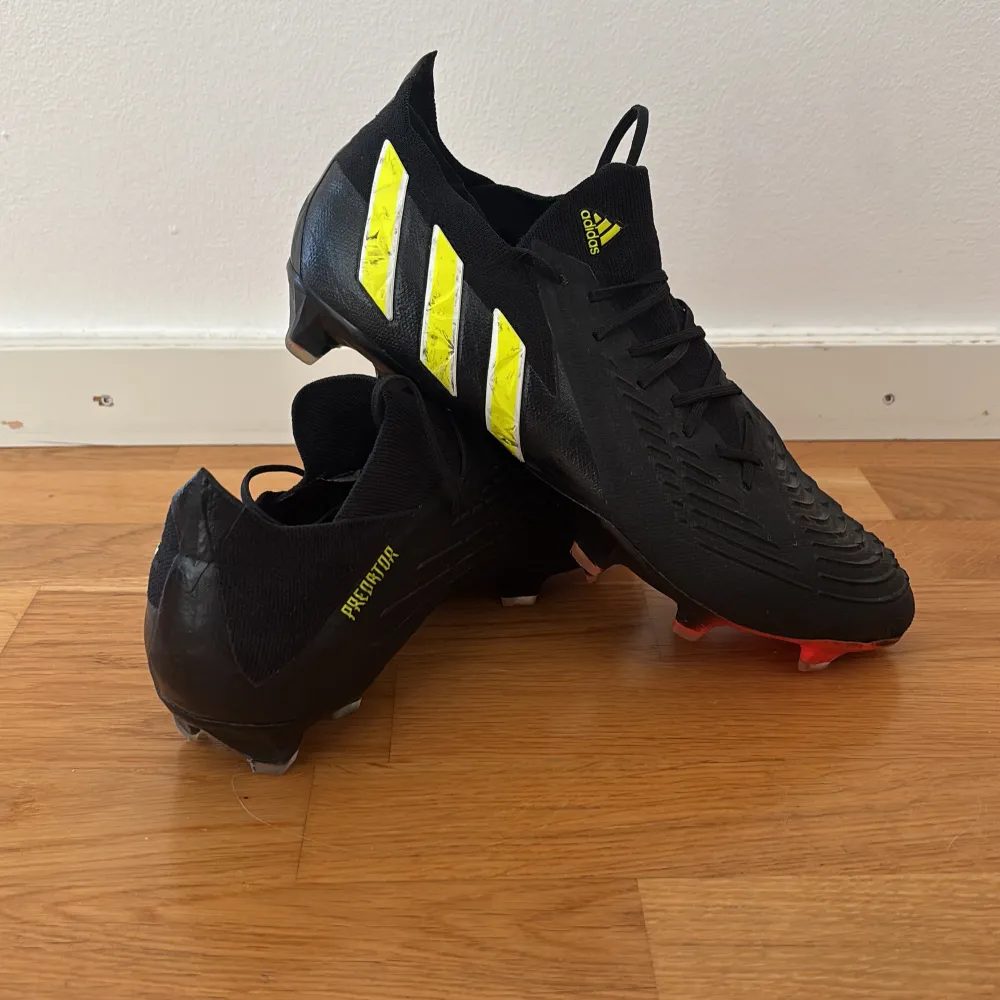 Ett par adidas predator i storlek 42 och 2/3. Måttligt använda med fåtal skönhetsfel, därav priset. . Skor.