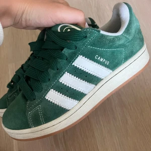 Adidas campus  - Gröna adidas campus i bra skick, säljer med både gröna och vita skosnören. Skriv gör fler bilder🌼