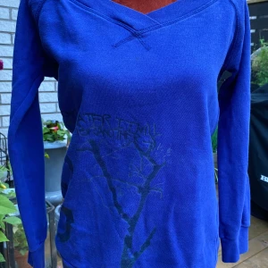 Blå sweatshirt med tryck Sisters point S - Sisters point Strl: S Längd: 69cm Armhåla till armhåla: 49cm Bomull Tryck med text ”sooner or later it will happen one way or another”  Inga bilder när den sitter på mig! Katter finns i hemmet