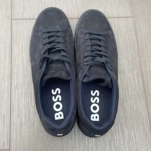 Hugo boss skor strl44 - Säljer mina skor då de är för stora, de har aldrig använts. Nypris på dessa skor är 1820kr