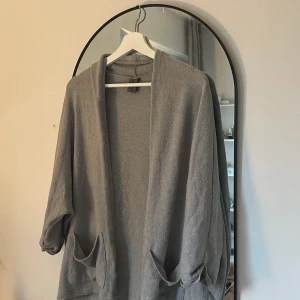 Grå kofta  - Säljer denna gråa koftan från Vero Moda jeans. Skulle säga att den är i ett lite tunnare material. Vid frågor så är det bara att höra av sig☺️