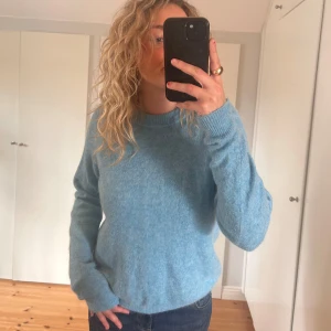 Ljusblå stickad tröja från Zara - Säljer en supermysig ljusblå stickad tröja från Zara. Perfekt nu inför hösten och vintern. Tröjan har långa ärmar och en klassisk rund halsringning. Den är i nyskick! ❄️🌧️💙🍂🍁🩵🤍