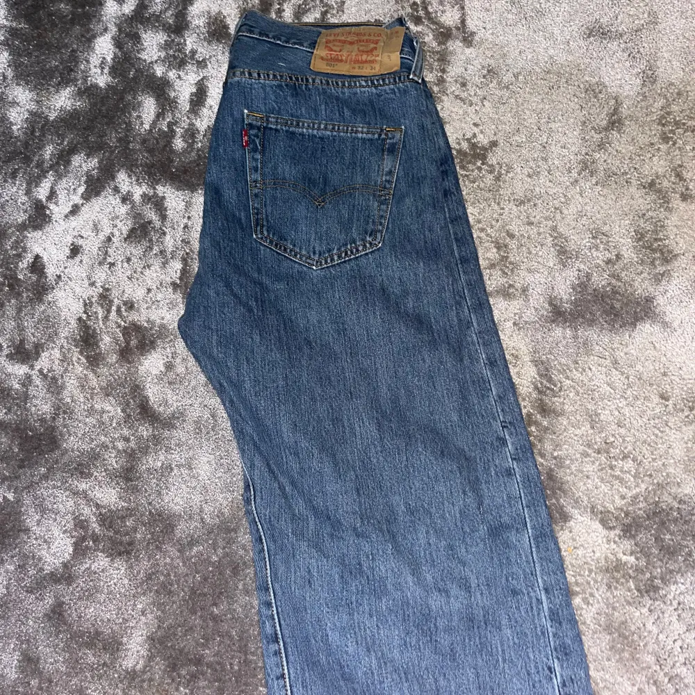 Säljer båda dessa 501or tillsammans, Inga fläckar osv Ta båda för 400kr. Jeans & Byxor.