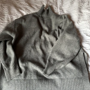 Stickad polotröja  - Super mysig stickad polotröja till hösten!  Jag säljer den pågrund av att den aldrig kommer till användning. Och den har används bara två gånger. 