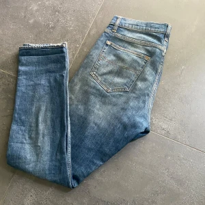 Tiger of Sweden Jeans - Ett par riktigt feta Tiger of Sweden Jeans med en riktigt fet tvätt och utmärkt skick✅| Jeansen har den populära modellen Pistolero som sitter i slimfit❗️| Jag på bilden är 182| Hör av er vid mer frågor eller funderingar❗️