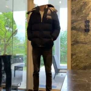 Marinblå pufferjacka från Polo Ralph Lauren - Säljer en snygg och varm marinblå pufferjacka från Polo Ralph Lauren. Jackan har en dragkedja framtill och praktiska fickor med dragkedjor. Perfekt för kalla vinterdagar, priset kan diskuteras tar även emot byten bara i stockholm! 🖤Modellen är 180 cm