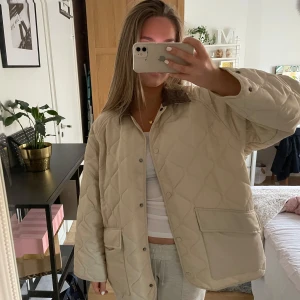 Höst jacka - Quiltad jacka från pull & bear jag knappt använt😇 Oversized <33 Såå najs nu till hösten!! 🍂 