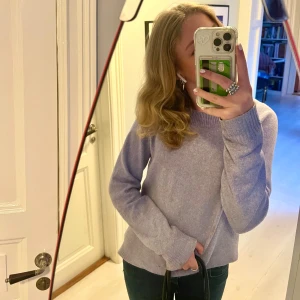 Stickad tröja från vero moda 🤍 - Super söt stickad tröja från veromoda💞💞   Ljuslila färg 💜Storlek S💞 skriv i chatt vid intresse😘  (nypris 299kr för jämförelse)