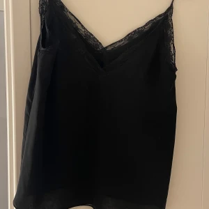 Spetslinne  - Spetslinne från zara❤️ganska stor i storleken 