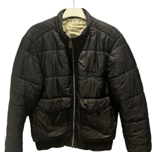 Burberry Dunjacka - Vintage Burberry Dunjacka i storlek M. Jackan är i bra skick förutom ett litet hål i fodret på insidan. Känn dig fri att fråga om du skulle undra mer!