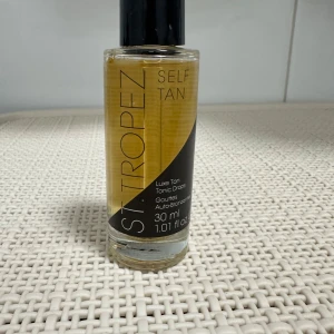 St. Tropez Self Tan Luxe Tan Tonic Drops - Säljer en flaska med St. Tropez Self Tan Luxe Tan Tonic Drops. Perfekt för att få en solkysst look utan att behöva sola. Flaskan innehåller 30 ml och är enkel att använda genom att blanda några droppar med din vanliga fuktkräm. Testad en gång 