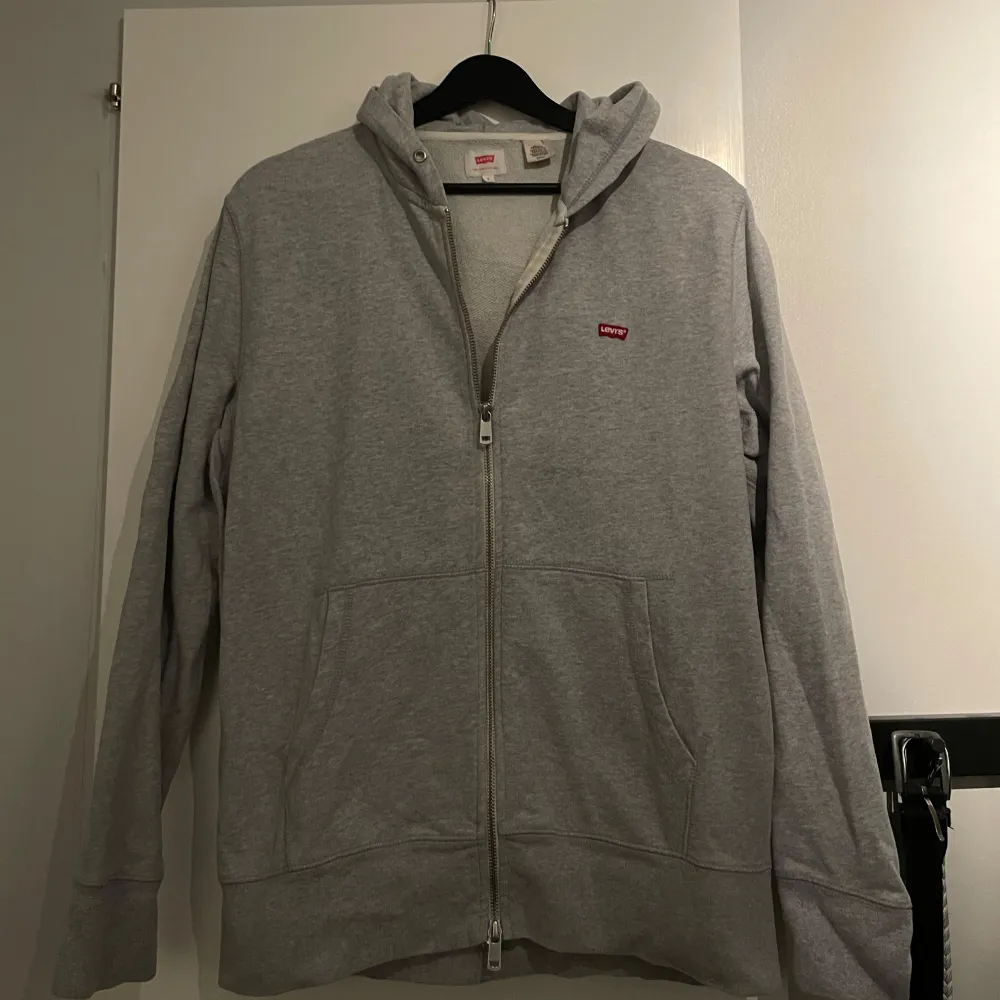 Skön zip från levis i storlek S tts! Inga defekter! Skriv pm vid funderingar!. Hoodies.