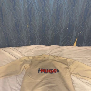 Hugo Boss Tröja - Riktigt fett tröja passar till allt helt ny sick 10/10, pris kan diskuteras!