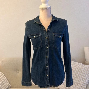 Skjorta  - Ny skick  Storlek S Fintvättat 