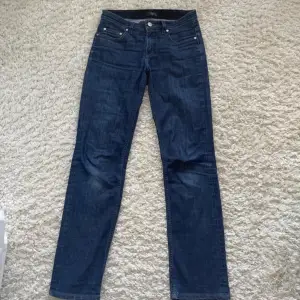 Ett par mörkblå gamla Filippa k jeans i använt men bra skick. Lappen är tyvärr urtvättad med märket därav också priset. Strl 34/xs