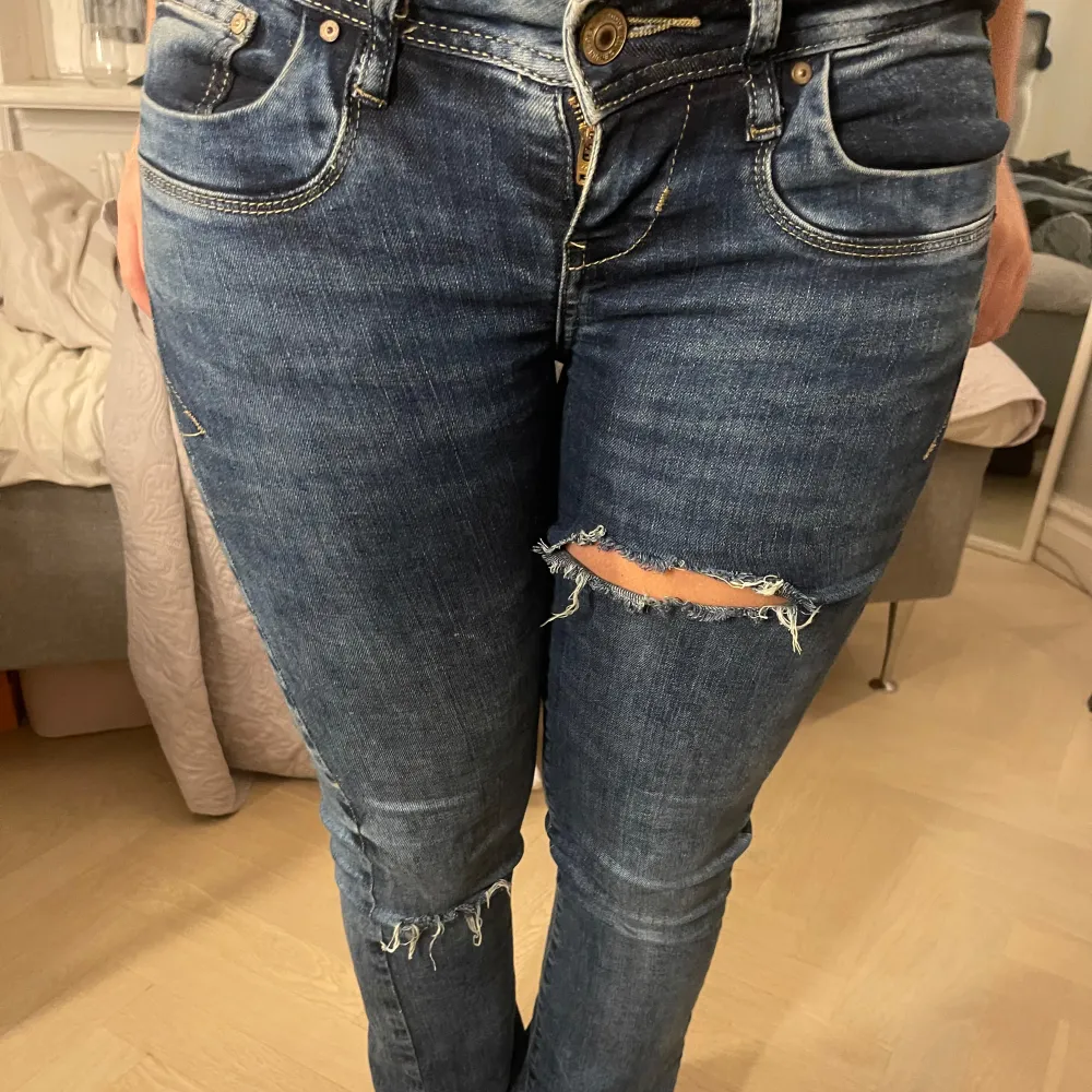 Säljer ett par ltb jeans i storleken w24 L30 som jag själv har gjort håll i super fina💕💕kommer inte till användning 💕. Jeans & Byxor.