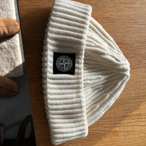 Stone island beanie  - Äkta Stone island beanie. Köptes från NK, säljs då jag har köpt en annan mössa.   Nypris 1500  Kom med bud och pris kan diskuteras vid snabb affär  