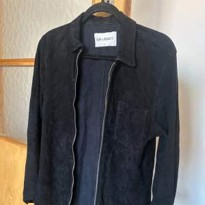 Säljer nu min älskade Our Legacy jacka. Rare Our Legacy AW14- Black. Den är av äkta portugisiskt-läder Nypris är runt 7000kr.  Jag har använt den Max 2-3 gånger och därför jag har valt att sälja den. De bara att hojta för fler bilder osv