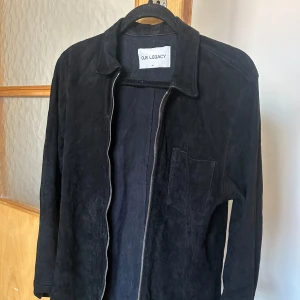 Our Legacy Suede Zip Shirt Jacket - Säljer nu min älskade Our Legacy jacka. Rare Our Legacy AW14- Black. Den är av äkta portugisiskt-läder Nypris är runt 7000kr.  Jag har använt den Max 2-3 gånger och därför jag har valt att sälja den. De bara att hojta för fler bilder osv