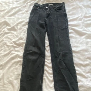 Svarta jeans från Perfect Jeans - Säljer ett par snygga jeans från gina i storlek 32. 
