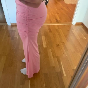 Rosa kjol - Jättesnygg rosa kjol med ribbat på  sidornasom kommer från shein! Aldrig använd så precis som ny! Strechig så den funkar som många olika storlekar.