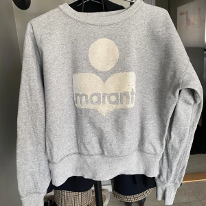 Isabel marant sweatshirt  - Isabel marant sweatshirt🩶 Storlek: 34 Färg: Vit & Grå🤍 Mycket bra skick.