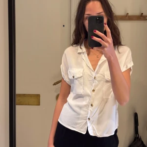 Blus  - Blus med knappar i strl s