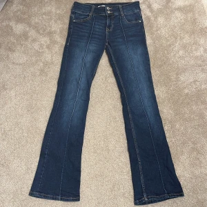 Lågmidjade jeans  - Super fina lågmidjade bootcut/flaire jeans från bershka. Jeansen är i mycket gott skick storlek 36. Skriv privat för mer bilder och info💗