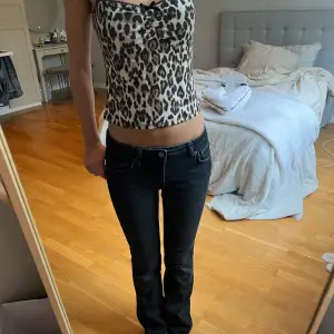 Säljer denna helt nya och oanvända leopard topp. Pris lappen kvar och aldrig använd men säljer för ett lägre pris en ordinarie❤️❤️❤️