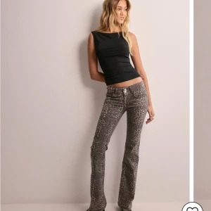 Låg midjade leopard jeans  - Bootcut jeans från Nelly som är slut sålda, aldrig använda med lapp. Ny pris 700kr