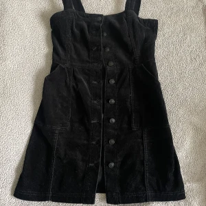 Klänning - Svart klänning, har använts flera gånger men är som ny