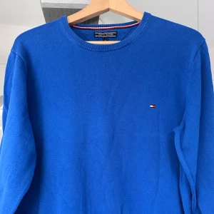 Blå tröja från Tommy Hilfiger - En ljusblå tommy hilfiger tröja i bra skick. Size Medium. Bara att skriva vid fler funderingar:)