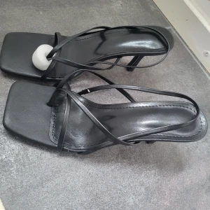 Svarta klackar - HELT NYA! För små för mig men super fina, säljer för att de är för små. Skulle nog passa bättre på någon med storlek 39.