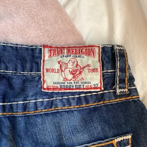 True religions - Säljer mina asballa trueys för jag använder dem inte längre. De är waist 33 och lågmidjade 