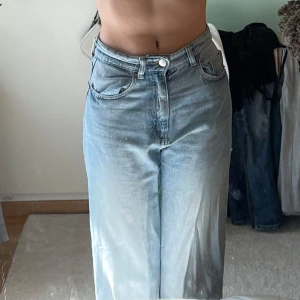 Högmidjade jeans - Inte min stil, har några små fläckar här och där (meddela för att få veta mera)