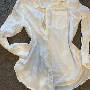 Vit skjorta från H&M - Säljer en vit skjorta från H&M i storlek M. Skjortan har långa ärmar och en bröstficka. Perfekt för både vardag och fest! Den är i väldigt bra skick. Passar bra under och över kläder. Nästan helt oanvänd.