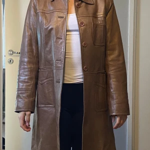 Skinnjacka strl 38 - Snygg brun skinnjacka med knappar strl 38