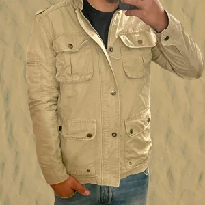 Overshirt jackan  - Säljer denna riktigt snygga overshirten perfekt för en som vill vara på topp inom modet. Vid frågor och funderingar skriv 💬 