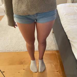 Blå jeans shorts från hm i storlek 146